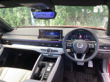 ご覧のように、視界が広く運転しやすいように設計されています。また、デュアルフルオートエアコンで快適です。
