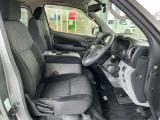 運転のしやすさや、乗り降りにも配慮した運転席