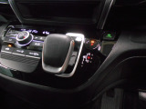 インパネシフトだから視線の移動も少なく足元もスッキリ。運転席もゆったりしているのでゆとりを持ってドライブできますね。