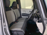 フロントシートはベンチシートです。ベンチシ―トは運転席と助手席の移動もスムーズ。狭い駐車場での乗り降りに便利です。