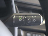 オートマチックハイビームとは、先行車や対向車のライトを認識し、ハイビームとロービームを自動で切り替える機能です。夜道の視界を確保します。詳細は販売店スタッフまでお尋ね下さい。