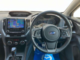 人間工学を駆使して設計された運転席は、ハンドルから手が届きやすい位置にスイッチ類が配置され、ロングドライブなども快適に楽しめます。