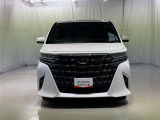 アルファードならではの大胆かつアクのある華やかさを演出しています。