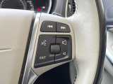 【ステアリングスイッチ】運転中、前方から目線をそらさずにオーディオ等の操作ができるよう、適切に配置されたスイッチ類。安心&快適なドライブを演出してくれる便利な機能です。