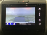 【バックカメラ】運転が苦手な方も車庫入れラクラクです!ギアをリバースに入れれば自動的に切り換わりますので、面倒な操作は不要です♪狭い駐車場もお車を傷つけず安心ですね!
