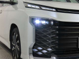 高輝度で点灯速度が速く、しかも消費電力の少ないLEDヘッドライトが装備されています!LEDの明るい光が走行中の視界の確保をサポートして、夜のドライブがより楽しく安全に運転できます♪