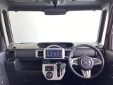 運転席は、大きな座面と包み込むような背もたれがドライバーの身体全体をしっかり支えます。上質なシート素材と座り心地のよいクッションを採用し、長時間の運転やコーナーの多い道も快適です