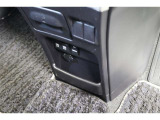 USB充電器や様々な電気製品の電源供給ポートとしてアクセサリーソケットも装備しています。iPadやタブレットの充電が速く完了する2.1Aの給電用USBポートや通信/給電用USBポートも装備しています。