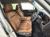 女性でも運転がしやすいように、シートの高さ調整機能(シートリフター)がついています。運転席と助手席の間が空いている為、助手席側への移動がスムーズです。