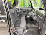 運転席まわりには十分なスペースがあり、大柄な方でもゆったり運転していただける環境です。