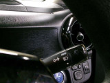 車外の明るさに応じて、自動的にライトの点灯・消灯を行います。