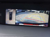 【パノラミックビューモニター】車両の前後左右に搭載したカメラから取り込んだ映像を合成し、車両を上から見たような映像をナビゲーション画面に表示。運転席から目視しにくいエリアも確認することができます。