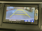 リバースギアに入れるだけで後方の表示へ切り替わります。夜間や雨の日の駐車も楽になりますよ。