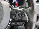 アダプティブクルーズコントロール機能付きです。走行中に先行車の様子を検知しながら、設定した車速の範囲内で先行車との距離のキープを支援します。詳細は販売店スタッフまでおたずねください。