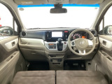 【前方視界】開放的な前方視界!運転がしやすく疲れにくいです♪窓が大きく、見通しがとっても良いおクルマですよ♪