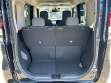 バックドアは大きく開きます。定員乗車時でも十分広いラゲッジスペースを確保しています。
