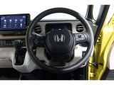 運転中もハンドルでの操作が可能です。特に高速道路等の目が離せない運転時には、便利さだけでなく、安全性も兼ね備えております。