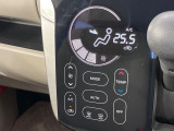 【オートエアコン】一度お好みの温度に設定すれば、車内の温度を検知し風量や温度を自動で調整。暑い&hellip;寒い&hellip;と何度もスイッチ操作をする必要はありません。快適な車内空間には必須の機能ですね♪