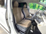 運転席まわりには十分なスペースがあり、大柄な方でもゆったり運転していただける環境です。