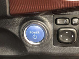 エンジンスタートスイッチです。キーが車内にあれば、エンジンの始動や停止はスイッチを押すだけ!キーを取り出す手間を省き、ワンプッシュで操作できるので簡単でスムーズです。