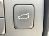【パワーバックドア】スマートキーや運転席のボタンを押すだけでリアゲートが自動で開閉します!荷物を持っている時や、高い位置にあるバックドアを閉める際に便利な機能です♪