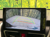 【バックカメラ】駐車時に後方がリアルタイム映像で確認できます。大型商業施設や立体駐車場での駐車時や、夜間のバック時に大活躍!運転スキルに関わらず、今や必須となった装備のひとつです!