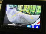 【バックカメラ】駐車時に後方がリアルタイム映像で確認できます。大型商業施設や立体駐車場での駐車時や、夜間のバック時に大活躍!運転スキルに関わらず、今や必須となった装備のひとつです!