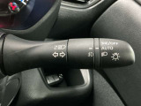【オートライト】車のセンサーが周囲の明るさを感知し、自動でヘッドライトを点灯・消灯する機能です。この機能は夕暮れ時の交通事故が多い時間帯の安全性を高めてくれます。