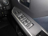 パワーウィンドウスイッチで運転席から全席の窓の開閉ができます。