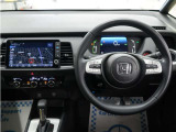 運転にかかわる様々な操作を安全に行えるように視点移動が少なく、操作性に配慮されたスイッチ類が凝縮されたコクピットです。