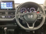 【ハンドル】運転にかかわる様々な操作を安全に行えるように視点移動が少なく操作性に配慮されたスイッチ類が凝縮されたコックピットです。
