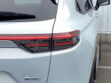 特徴的なデザインで後方からの確認しやすいLEDリアコンビネーションランプ