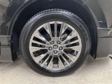 純正のアルミホイール装着。タイヤサイズは225/55R19