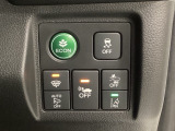 Hondaセンシング用の、VSA(ABS+TCS+横滑り抑制)解除と路外逸脱抑制機能のオンオフスイッチなどはハンドルの右側に装備しています。燃費に役立つECONボタンもここです。