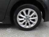 車両のデザインにマッチした純正アルミホイールを装着しています。