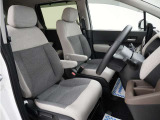 運転席のスペースはゆったりしていて、視界も広く確保されているので普段の運転からロングドライブまで快適です。