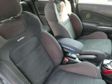 ニスモ専用のスポーツシートは包み込んでくれるような形状をしており、運転をサポートしてくれます。