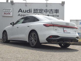 Audiのリヤディフューザーは、車両の後方での空気の流れを整え、乱流を減少させることで、走行安定性を向上させます。またスポーティで洗練された外観を提供し、全体のスタイルに一体感を持たせます。