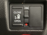 【片側パワースライドドア】片側がパワースライドドアになっており、運転席のスイッチやスマートキーでも開閉が可能です!開口部も広いので乗り降りも楽々♪