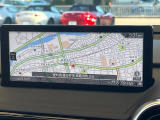 【8.8インチマツダコネクト】車内の雰囲気にマッチした大型のディスプレイ。スマホ接続でのナビ使用やBluetooth再生等、様々な機能が楽しめます。直感的なダイヤル操作が可能で、使い勝手も良好です。