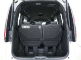 タテにもヨコにもワイドなテールゲート開口部と、低い開口部地上高により、重い荷物も簡単に積み込むことができます。広いラゲッジスペースで、普段使いから旅行まで、ざまざまなシーンで大活躍です。