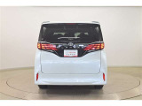 スマートキーや運転席のボタンを押すだけでリアゲートが自動で開閉します!荷物を持っている時や、高い位置にあるバックドアを閉める際に便利な機能です