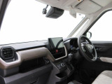 ダイハツのお店では、ダイハツ車を知り尽くしたプロフェッショナルが、専用の診断機器を使って各システムを点検しております。