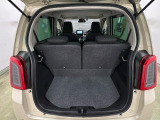 開口部も広く荷物の積み下ろしもしやすいお車となっております。シートの背もたれは5:5の割合で分割して可倒できるので、長いお荷物などを載せることもできます。