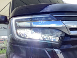 明るく白い光のLEDヘッドライトにより、夜間でも遠くまで見通しやすく、安全性が高まります。