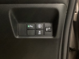 横滑りを防止するVSA等のスイッチは運転席の右側、手の届きやすい位置にあります。
