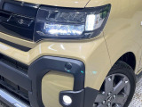 【LEDヘッドライト】悪天候や夜間走行時も良好な視界を確保し安心して運転できる高輝度LEDヘッドライトを装備!点灯速度が早く、消費電力も抑えられています。