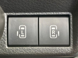 【両側パワースライドドア】スマートキーや運転席のスイッチで後席両側スライドドアの開閉が可能♪電動だから力を入れてドアを開ける必要が無く、小さなお子様でも簡単に開け閉めでき快適です♪