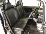 運転席の座面高さを調整できるシートリフターが付いています。フロントシートはベンチシートを採用で、座面も広く使い勝手もいいですよ♪