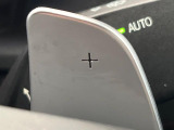 【パドルシフト】ハンドルから手を離さずに素早くシフトアップ&ダウンができるので、エンジンブレーキを使う下り坂や高速道路の合流で加速したい場面で役立ちます。